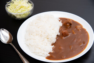 丸皿に盛り付けたカレーライス