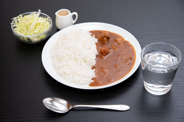 丸皿に盛り付けたカレーライス