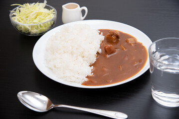 丸皿に盛り付けたカレーライス