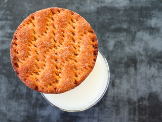 Glass of fresh milk and cinnamon crispbread