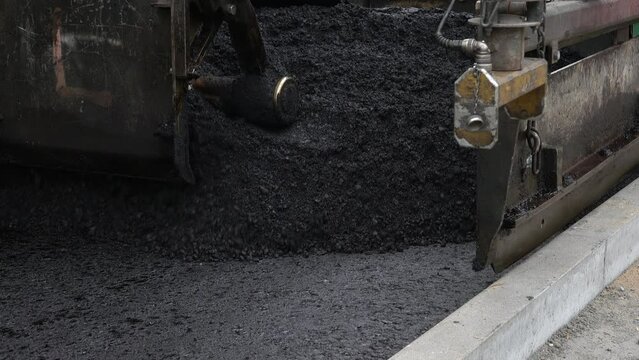 Stra&szlig;enbau, Einbau von Asphalt