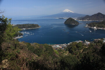 沼津・内浦の風景。内浦重須見晴台より内浦湾と淡島、富士山を望む。
