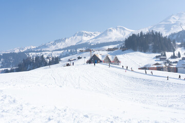 Welcome to high alpine snow capital, Winter in the Saas Valley, Activities for young and old, snow sports enthusiasts, adventurers, pleasure-seekers and all those who appreciate and love nature.