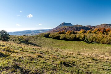 Volcan du puy de dôme au loin avec à l'avant le superbe puy de Pariou depuis le puy des goules au milieu du parc national d'Auvergne