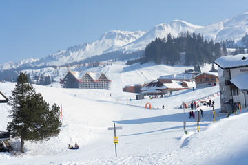 Welcome to high alpine snow capital, Winter in the Saas Valley,
Activities for young and old, snow sports enthusiasts, adventurers, pleasure-seekers and all those who appreciate and love nature.