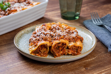 pasta cannelloni ripieni con ragu'di carne