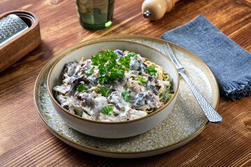 pasta tagliatelle con funghi e panna
