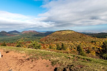 Le volcan du puy des Goules depuis le puy de Pariou avec toutes ses forets colorées d'orange par une belle journée d'automne