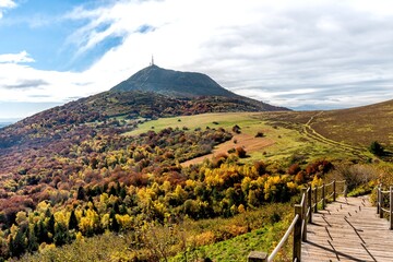 Vue du volcan le puy de dôme depuis le puy de Pariou avec toutes ses foret orangées par une belle journée d'automne © annick