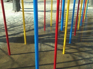 Fototapeta premium 春の雨上りの公園のカラフルな上り棒の遊具