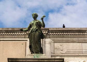 Obraz premium Statue on top of Oldmasters Museum building in Brussels, Belgium