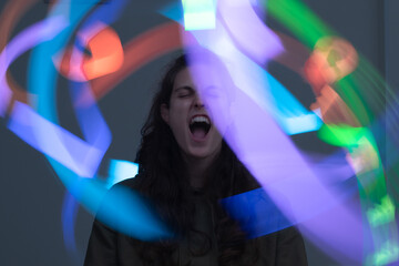 chica gritando con luces