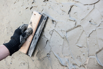 Decorative plaster coating, master makes the texture of venetian plastering