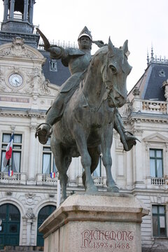 Statue équestre d'Arthur III de Bretagne sur la place de l'Hôtel de Ville de Vannes (Bretagne, Morbihan, France)