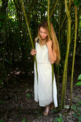 junge hübsche Frau im Frühling, lange Haare, Kleid, 