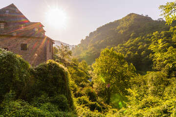 Lumière matinale sur le Faubourg de Conques et les les gorges de l'Ouche, Conques, Aveyron,...