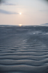 長崎県五島市の観光地 高浜海水浴場の美しい砂浜のビーチ 夕暮れの風景