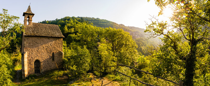 Lever de soleil sur la Chapelle Saint-Roch, Saint Roch, Conques, Aveyron, Occitanie, France