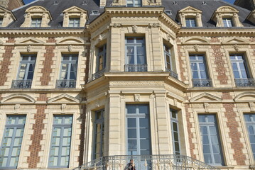 Fototapeta na wymiar Façade pierre et brique du château de Sceaux. France
