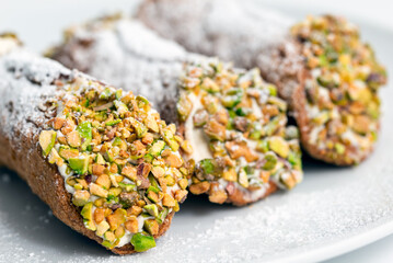 Cannoli siciliani al pistacchio, Cibo Italiano 