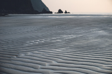 長崎県五島市の観光地 高浜海水浴場の美しい砂浜のビーチ 夕暮れの風景