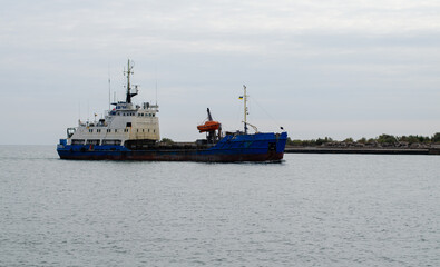 Obraz premium Sea tug. Boat for towing ships. The boat patrols the river. Sea port.
