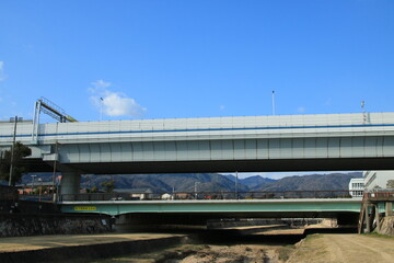 Fototapeta premium 日本の高速道路 芦屋川をとおる阪神高速道路3号神戸線と芦屋の風景