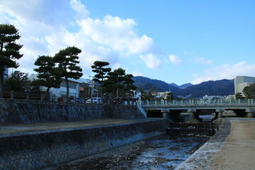 日本の街中を流れる川の風景　兵庫県芦屋市芦屋川の松並木