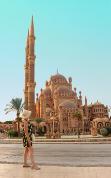young girl on the background of the El Mustafa Mosque in the Old City of Egypt. Travel to egypt concept. An ancient mosque in the tourist city of Sharm El Sheikh. High quality photo