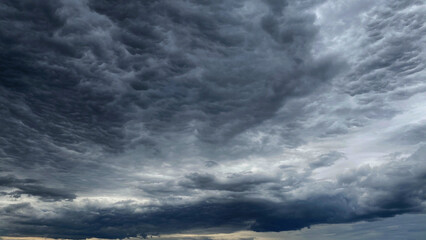 Obraz premium Dark blue cloudy sky with low clouds