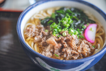 長崎県五島列島福江島 名物の郷土料理 素麺のような食感の五島うどんの肉うどん