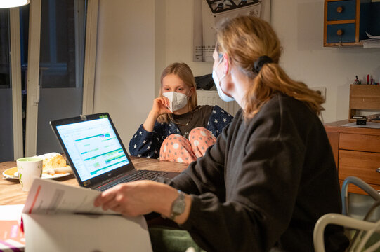 Muter macht mit Tochter Hausaufgaben