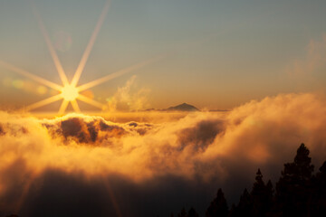 Sonnenuntergang. Standort Gebirge auf Gran Canaria mit Blick nach Teneriffa zum Pico del Teide.