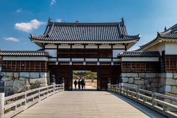 青空と広島城の城門