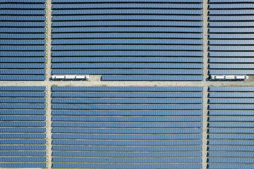 太陽光パネルをドローンで空撮