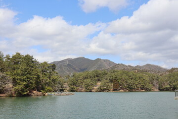 お天気の日の湖と山並み