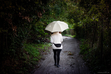 Passeggiata sotto la pioggia in inverno