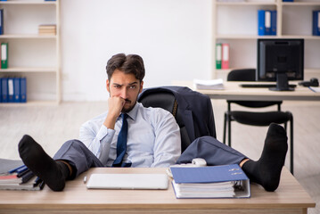 Obraz premium Young male employee working in the office