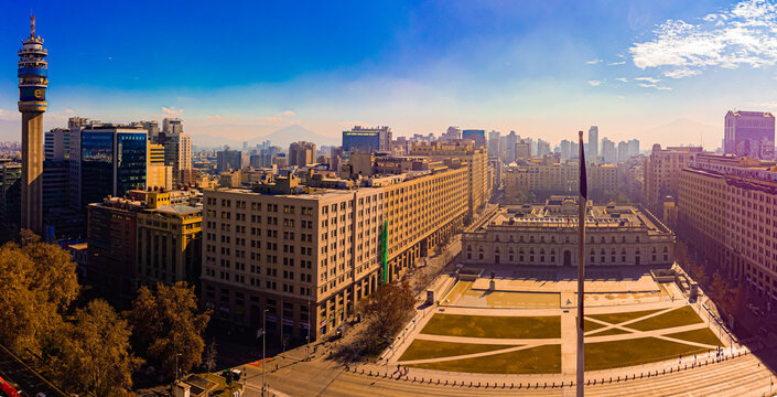 Palacio de La Moneda en Santiago de Chile y la Torre Entel. Centro de la ciudad capital.