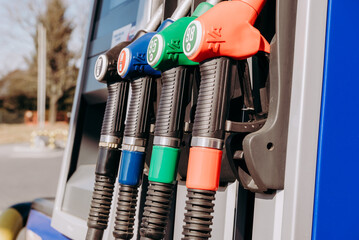 Dystrybutory paliwa na stacji benzynowej © rozentuzjazmowany