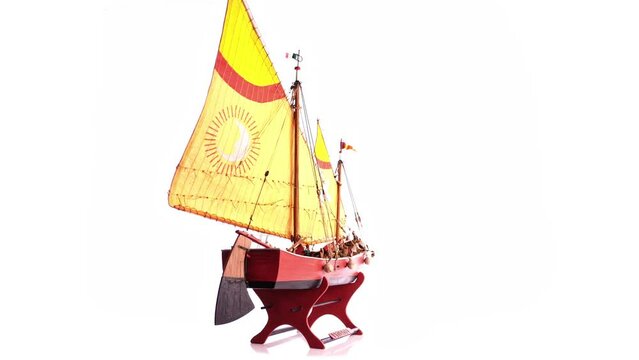 Modellbauschiff dreht sich auf weißem Hintergrund - Segelschiff Freigestellt