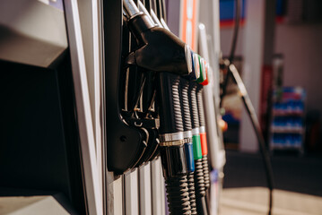 Dystrybutory paliwa na stacji benzynowej © rozentuzjazmowany