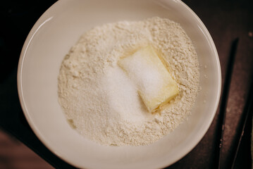 Masło, mąka i cukier w misce