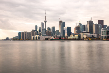 Obraz premium View of downtown Toronto skyline and waterfront at sunset in autumn