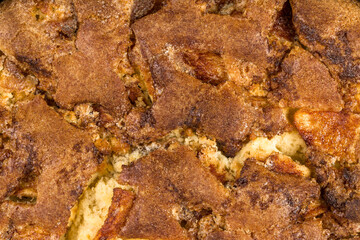 Nahaufnahme von einem Kuchen mit aufgeplatzem Rand