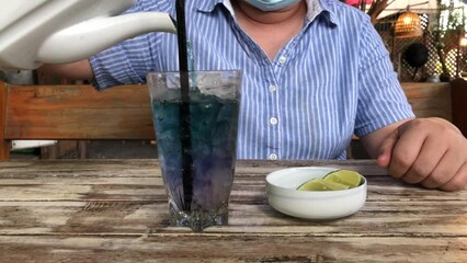 Squeeze lemonade on butterfly pea juice natural indicator color change magic 