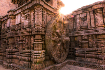 Plakat A stone wheel engraved in the walls of the 800 year old Sun Temple, Konark, India. The temple is designed as a chariot consisting of 24 such wheels.