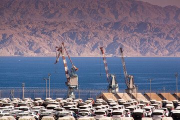 Verladehafen für Fahrzeuge in einer Bucht des roten Meeres