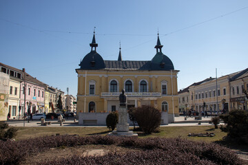 Obraz premium daytrip to sighetul marmatiei, march 2022. a town with lovely old buildings at the border between romania and ukraine