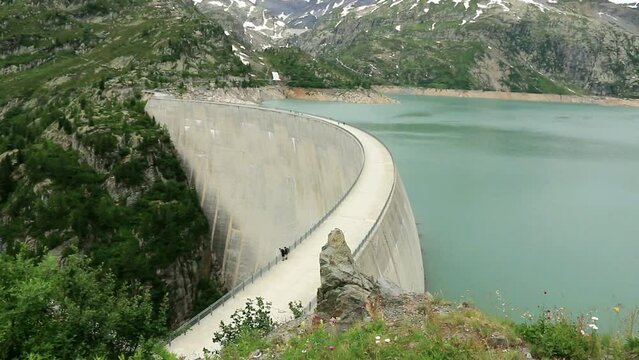 Vue du lac d'Emosson  et du barrage dans les montagnes du Valais en Suisse
